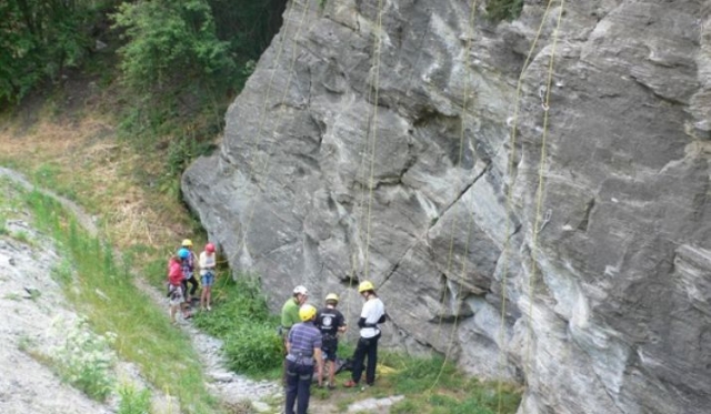  Rápel en peñasco natural 